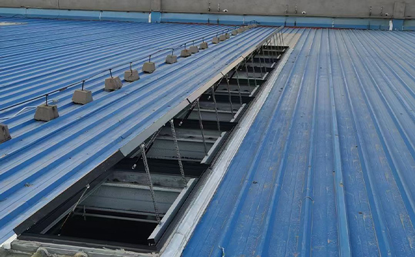 某城市大型商业综合体中庭独山子排烟窗工程