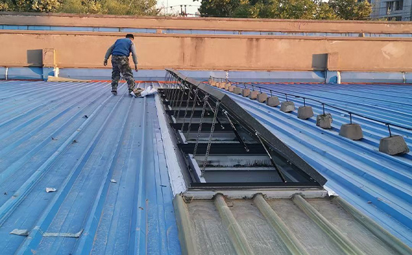 某区域性物流仓储中心独山子排烟窗系统安装项目